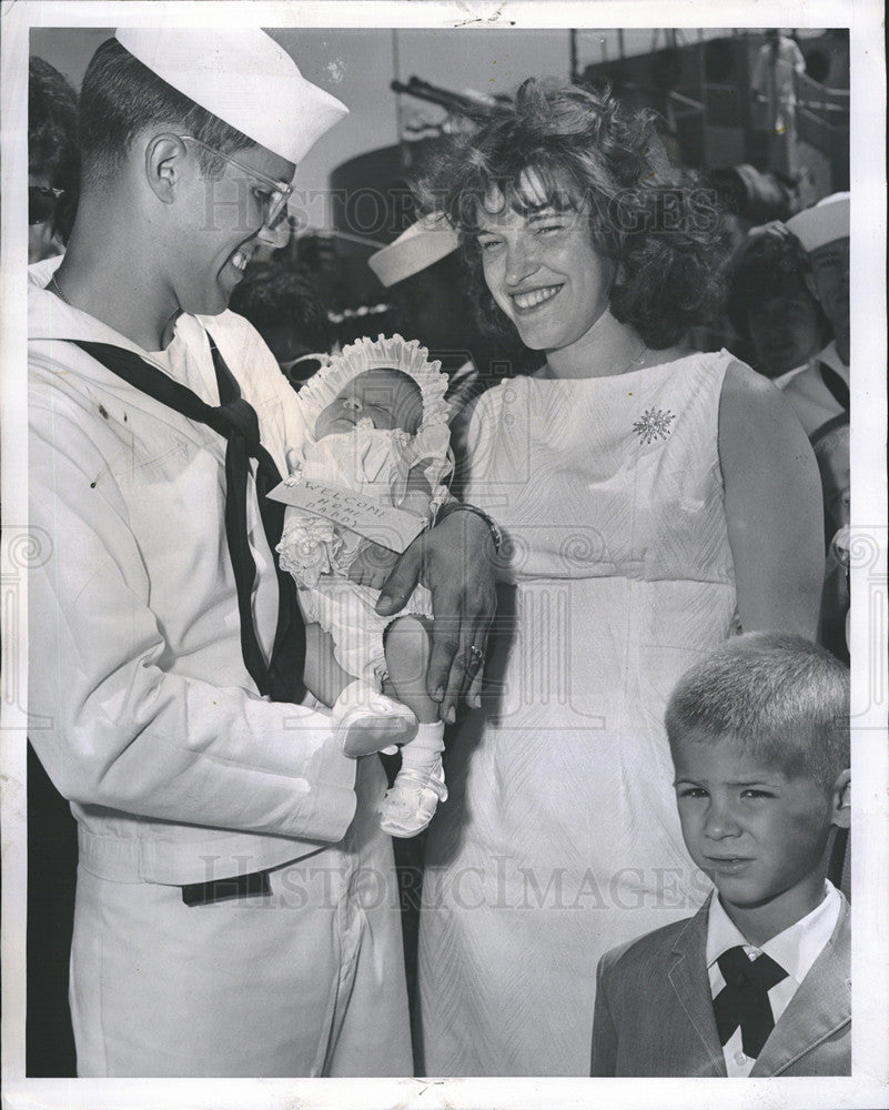 1962 Press Photo R.ikulecky,baby Barbara and wife Barbara - Historic Images