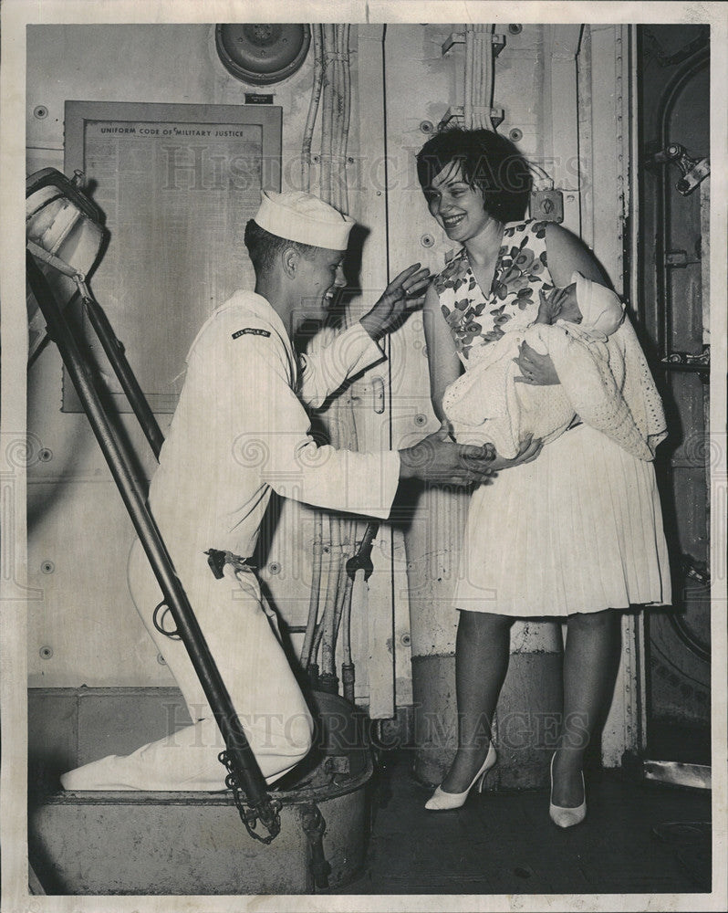 1963 Press Photo Howard Flynn and wife Joanne and son Mike on the USS Daniel Joy - Historic Images