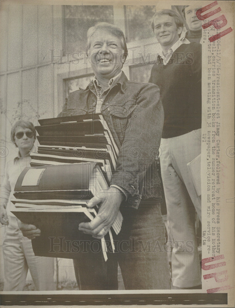 1976 Press Photo President Elect Jimmy Carter Carries Transition Books To Home - Historic Images