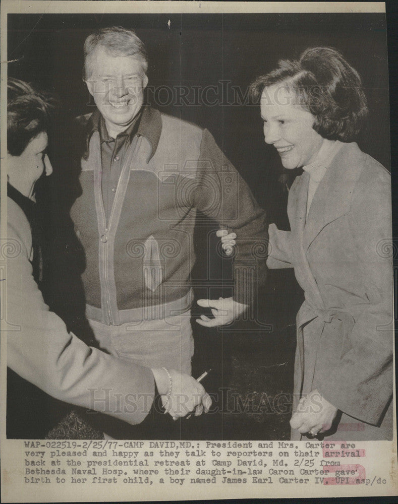 1977 Press Photo President And Mrs. Carter Talk To Reporters Bethesda Hospital - Historic Images