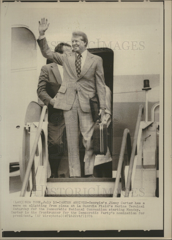 1976 Press Photo Jimmy Carter Boards Plane For Democratic National Convention - Historic Images