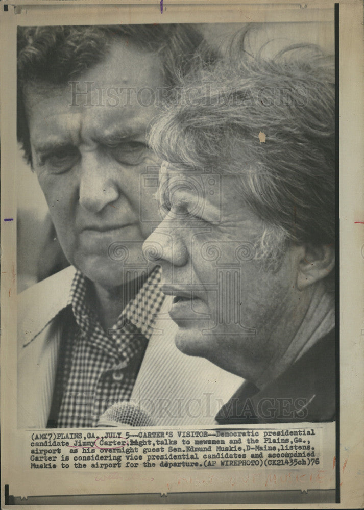 1976 Press Photo Presidential Candidate Jimmy Carter Talks With Reporters - Historic Images