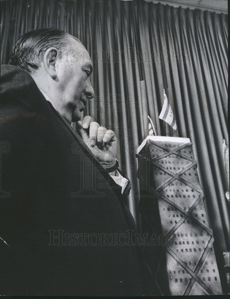 1971 Press Photo Mayor Daley Celebrates Chicago&#39;s 134th Birthday With A Cake - Historic Images