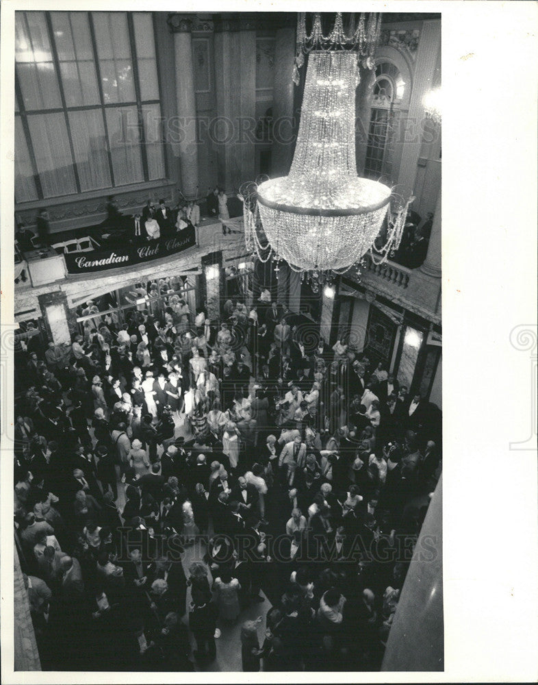 1986 Press Photo Chicago Theater Opening Night Crowd Gather In Lobby - Historic Images