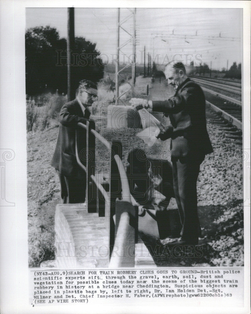 1963 Press Photo British Police Investigating Train Robbery Cheddington England - Historic Images