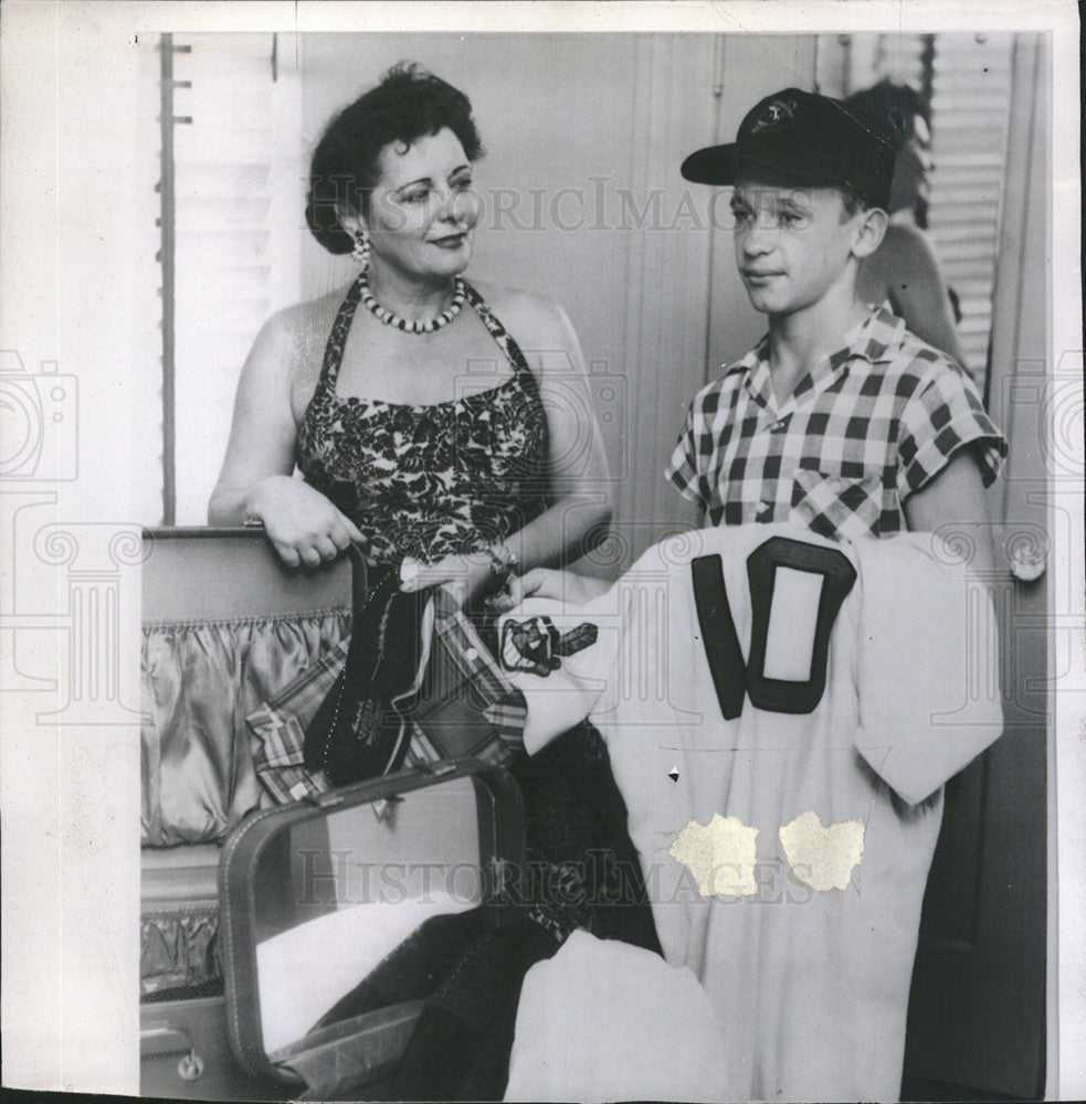 1954 Press Photo Mrs Al Lopez and Al Jr with dad&#39;s Cleveland Indian;s jersey - Historic Images