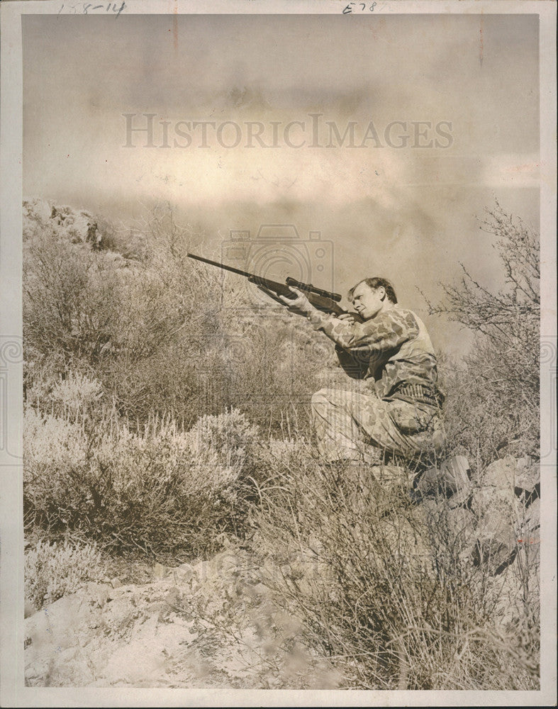 1970 Press Photo Larry czerniak and his rifle out hunting - Historic Images