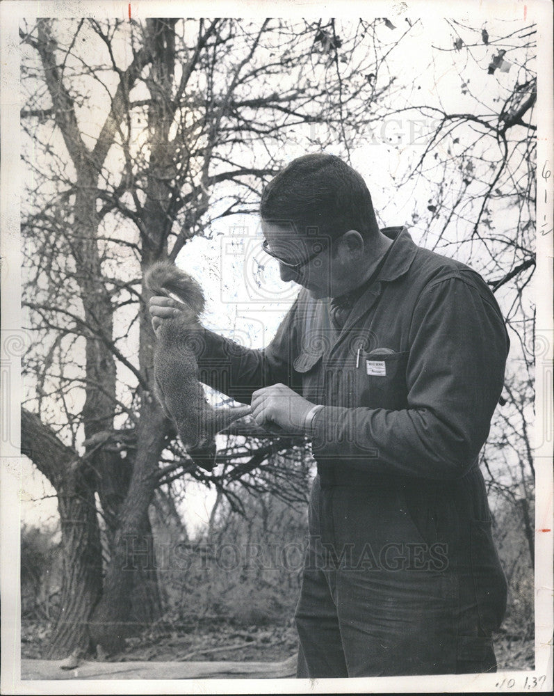 1970 Press Photo Bill Myers and squirrel he shot - Historic Images