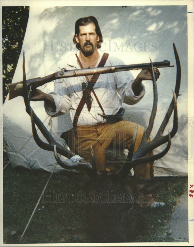 1991 Press Photo Richard Burnezky and his elk shot with a muzzel loader - Historic Images