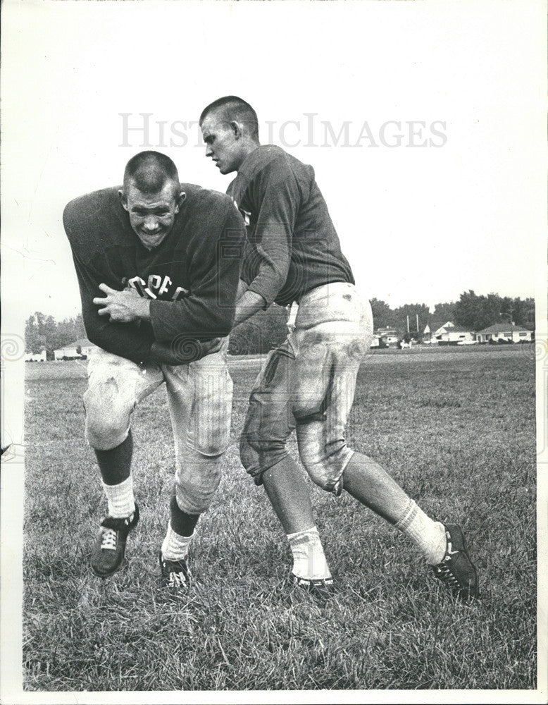 1966 Press Photo Tom Lundstedt hand off football to Pete Smith - Historic Images