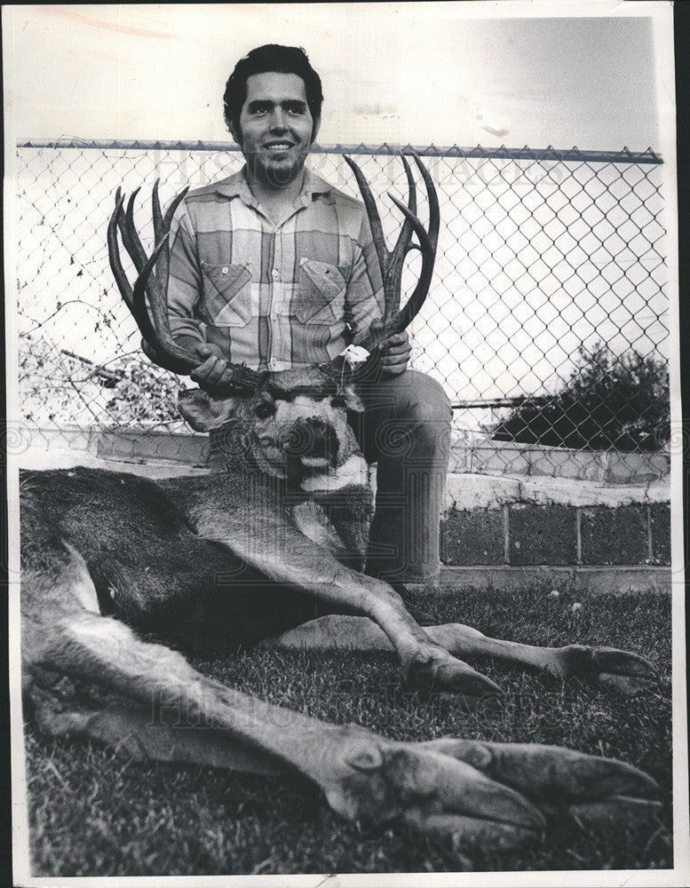 1972 Press Photo Lee Duran Hunter big buck mule deer - Historic Images