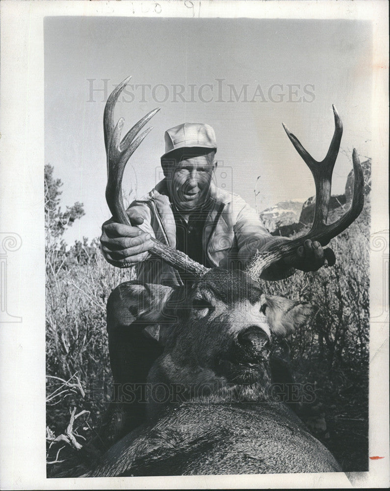 1972 Press Photo Vern Moore post season buck hunting - Historic Images