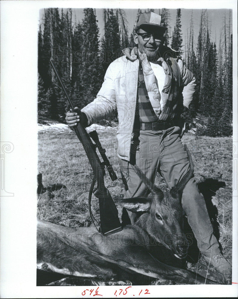 1974 Press Photo Roland Gee with Spike Elk kill - Historic Images