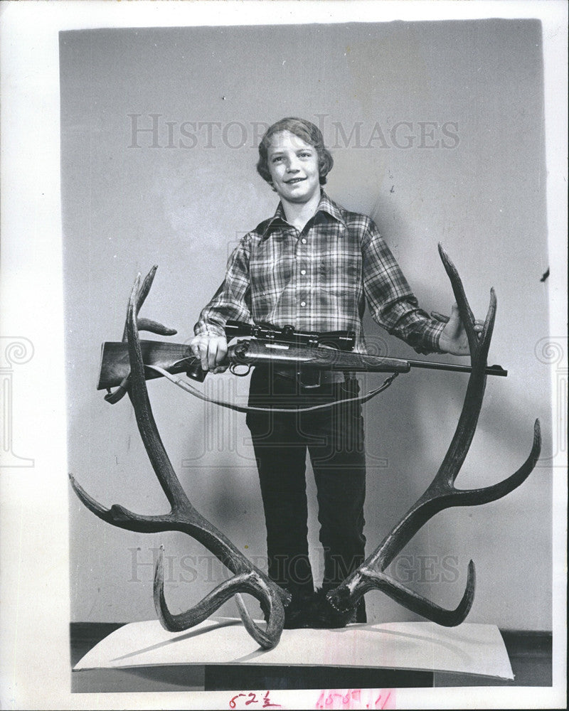 1974 Press Photo Terry LeBlanc of Rand Co with first big bull elk rack he bagged - Historic Images