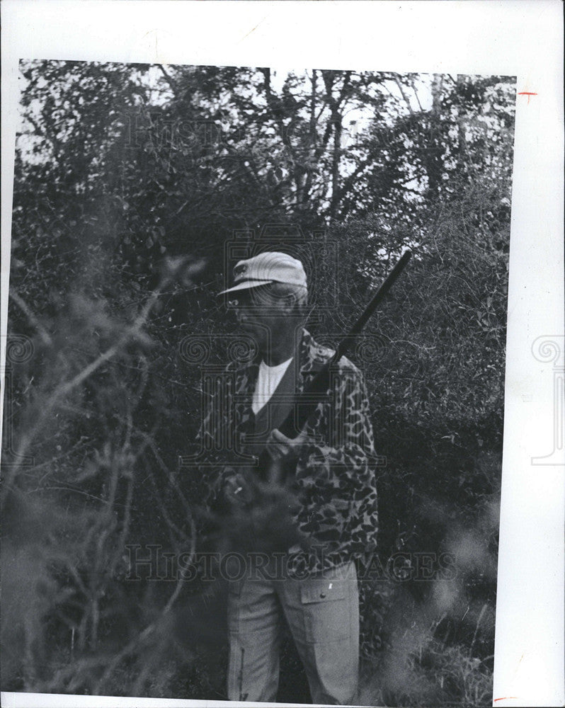 1977 Press Photo Hunter preparing to take aim against prey - Historic Images