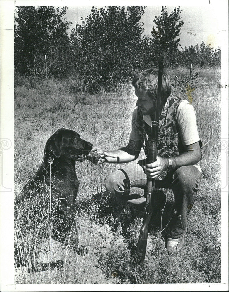 1982 Press Photo randy pope and retriever bird hunting - Historic Images