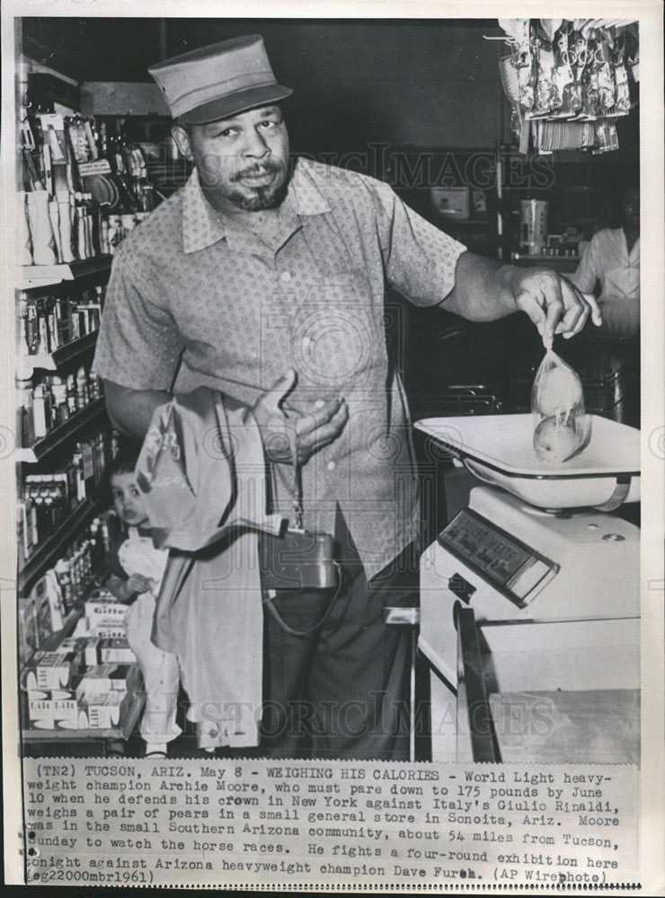 1961 Press Photo World light heavyweight boxer Archie Moore weighs his food - Historic Images