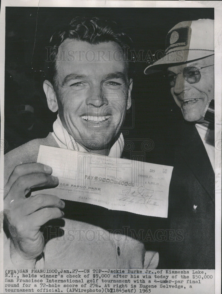 1963 Press Photo Jackie Burke Jr with winners check from San Fran Intl Golf Tour - Historic Images