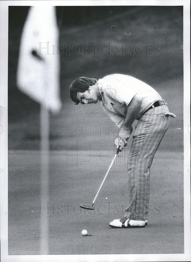 1975 Press Photo Wally Armstrong,golfer at Western Open putting - Historic Images