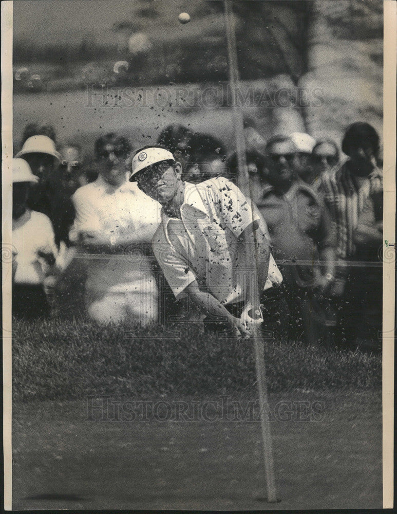 1974 Press Photo Hale Irwin Playing Golf At Butler National Golf Course - Historic Images