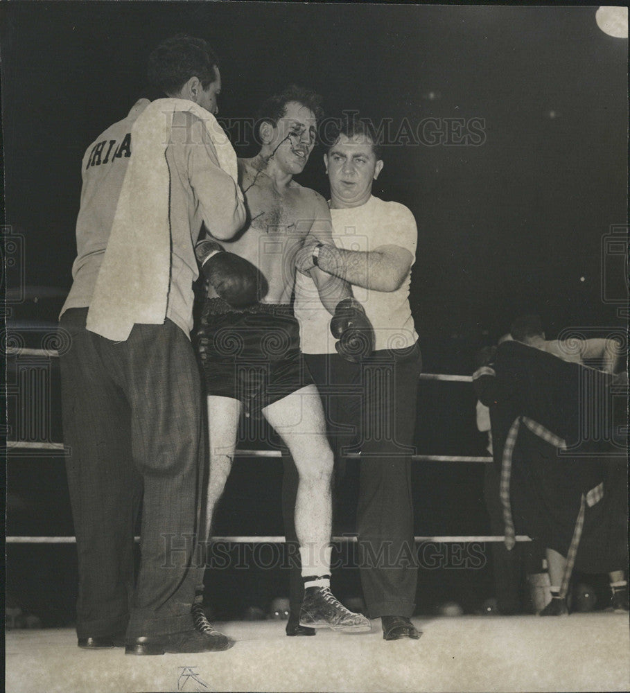 1947 Press Photo Handlers lead boxer Buddy O&#39;Dell out of ring with Anton Raadik - Historic Images