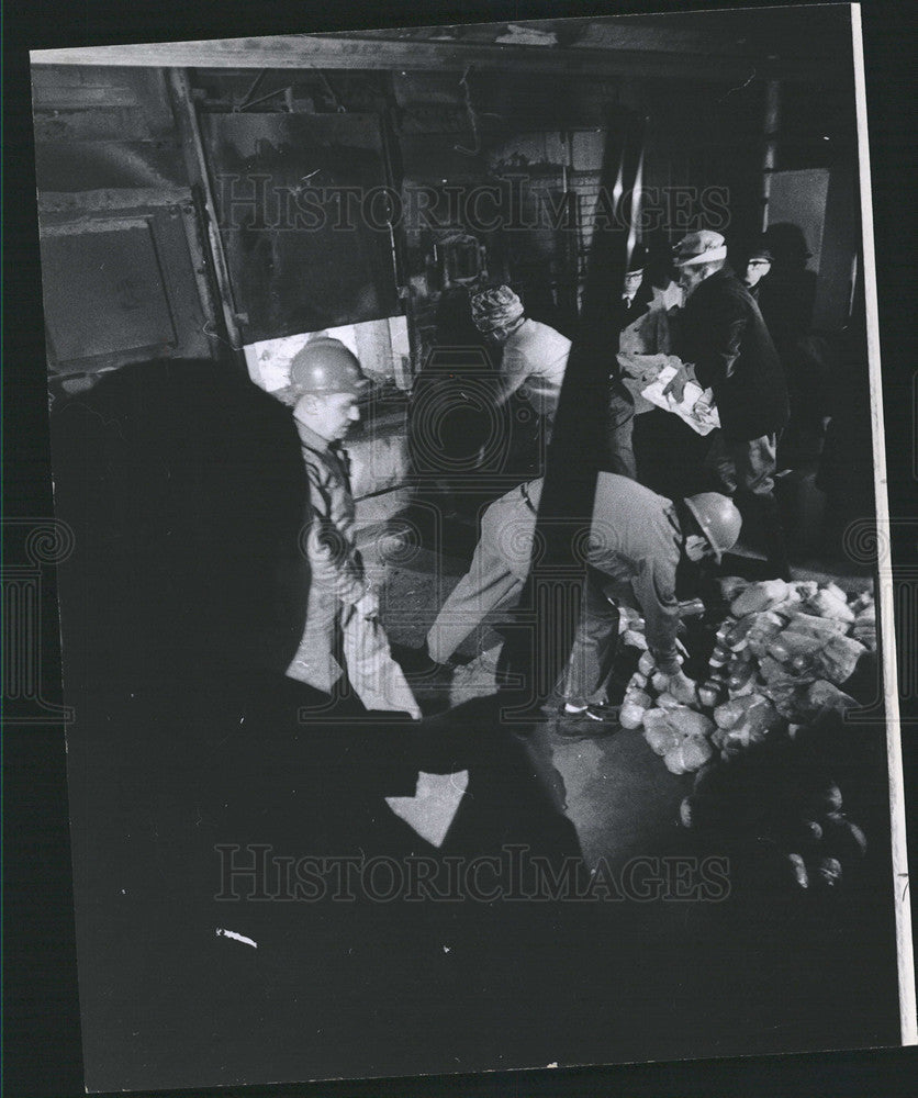 1970 Press Photo Workmen toss 500 lbs marijuana in incinerator in Chicago,Ill - Historic Images
