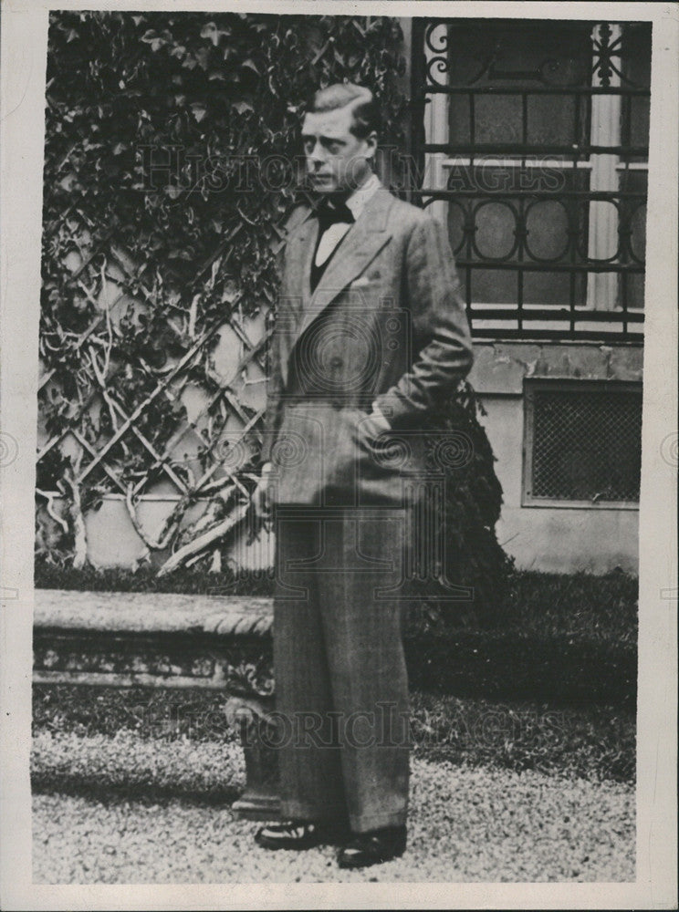 1936 Press Photo the Duke of Windsor at Enzesfield Castle after abdicating  King - Historic Images