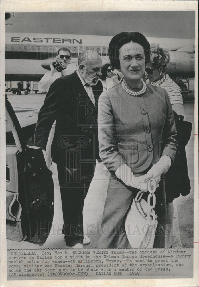 1968 Press Photo Duchess of Windsor arrives in Dallas,Tx withe S. Marcus - Historic Images