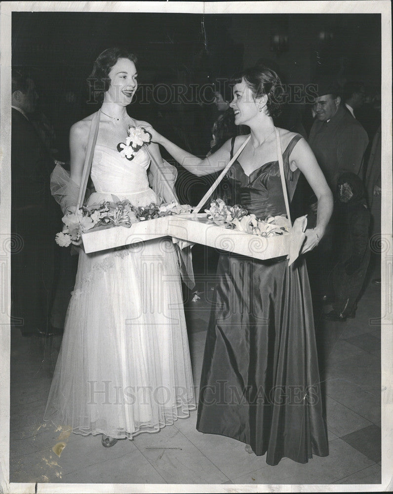 1954 Press Photo Patricia Sullivan &amp; Sharon Kelley at Society Opera Opening - Historic Images