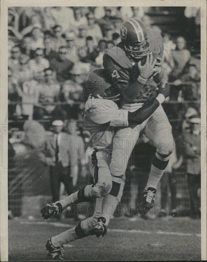 1968 Press Photo Denver Broncos, Mike Haffner, catches ball for a first down - Historic Images