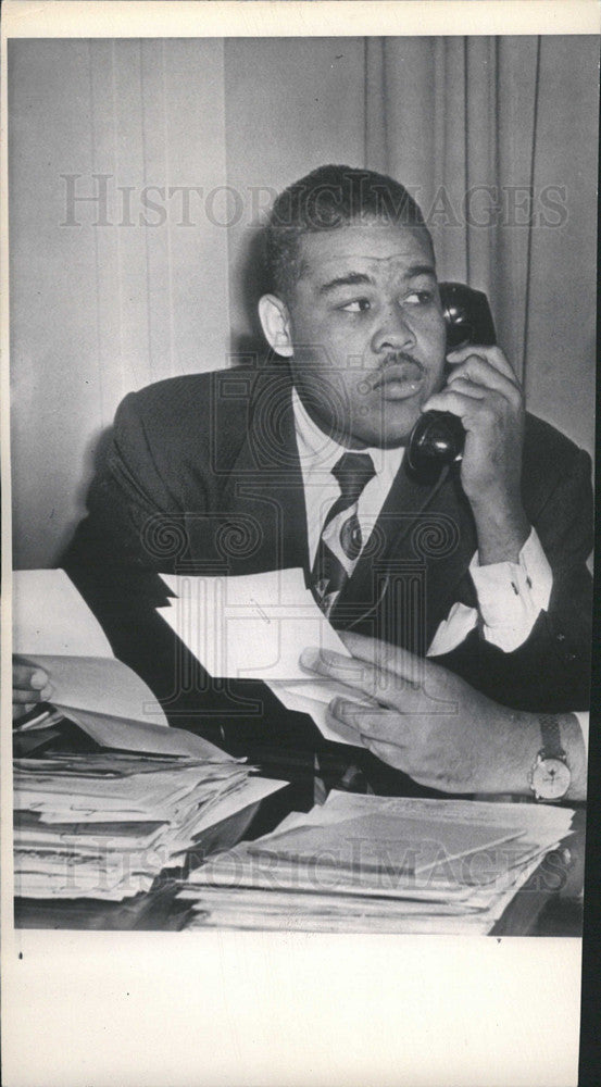 Undated Press Photo Joe Louis Heavyweight Boxing Champion Talking On Telephone - Historic Images