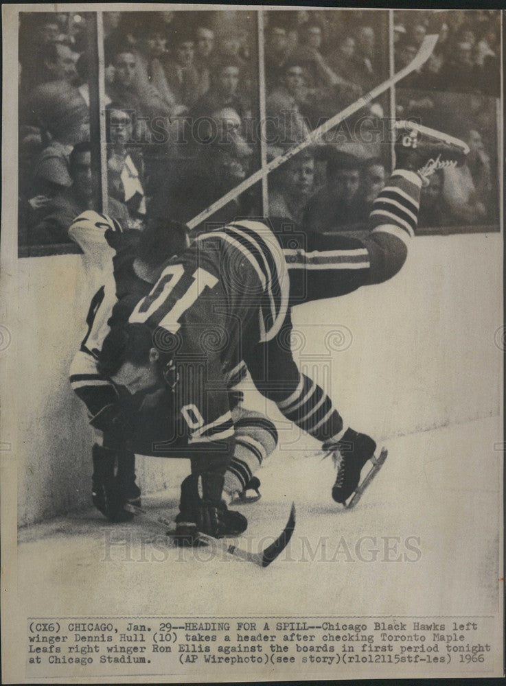 1966 Press Photo Chicago Black Hawk Dennis Hull Collides Maple Leafs Ron Ellis - Historic Images