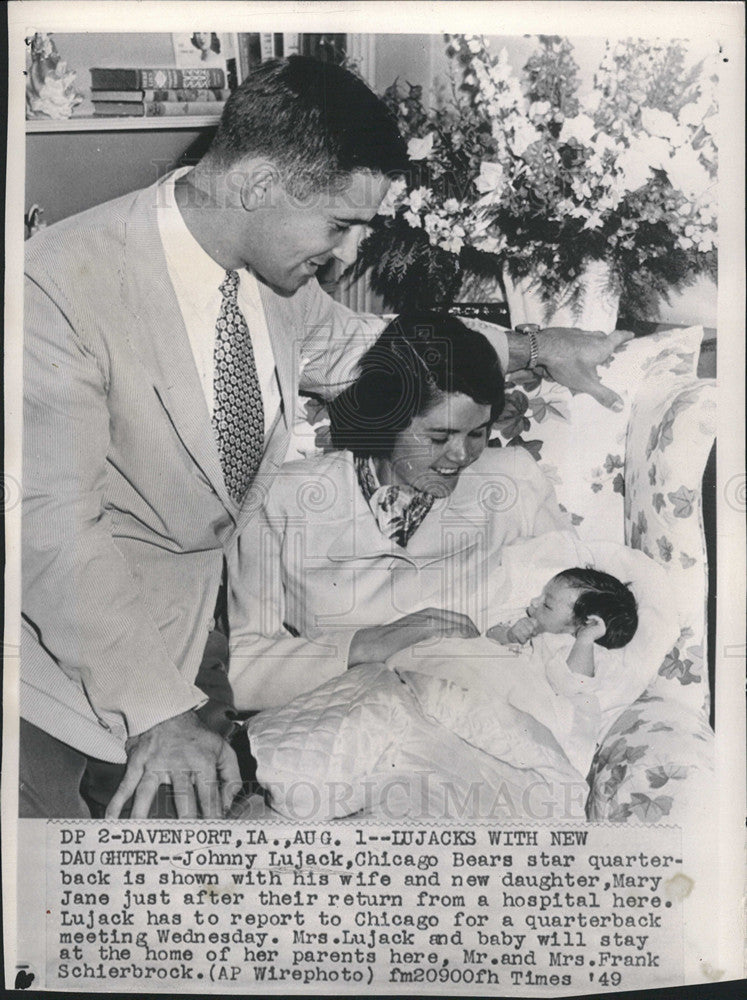 1949 Press Photo Chicago Bears Johnny Lujack and wife and baby Mary Ja -  Historic Images