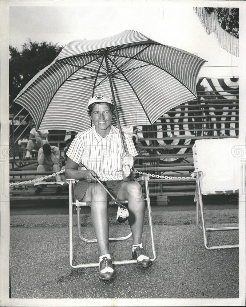 1955 Press Photo Pat O&#39;Sullivan waits to tee off golf shot - Historic Images