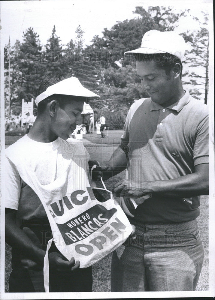 1969 Press Photo Arnold DeLeon caddy for Homero Blancas - Historic Images