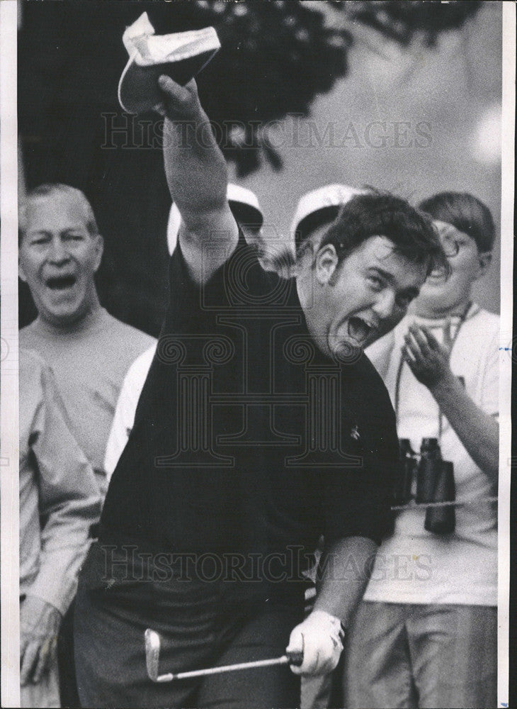 1970 Press Photo Jim Jamieson sinks birdie chip shot - Historic Images