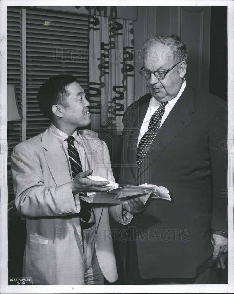 1952 Press Photo Yosh Kawana and Ed Burns ,baseball writer - Historic Images