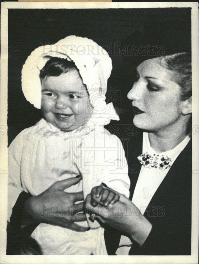 JACK DEMPSEY'S DAUGHTER WEDS - 31.8.53. - 19-year-old Joan Dempsey,  daughter of the former heavyweight 