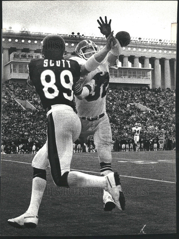 1977 Press Photo Ray easterling of Atlanta bats away pass to Bears John Scott - Historic Images