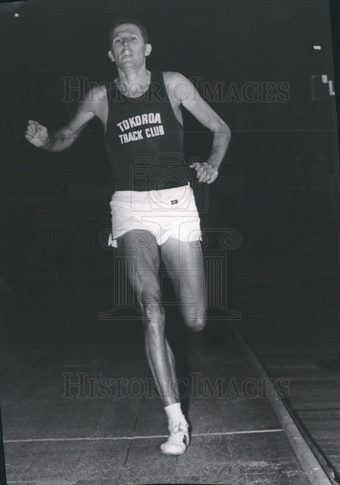 1965 Press Photo John Davies finish line track - Historic Images