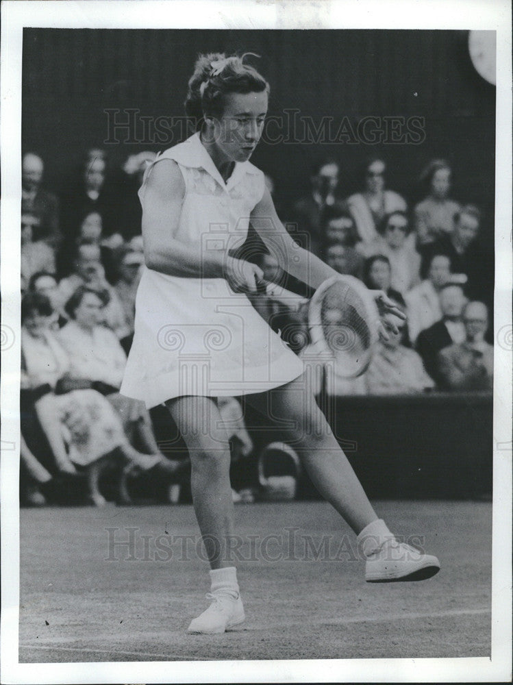 1954 Press Photo Maureen Connolly Playing At Wimbledon - Historic Images