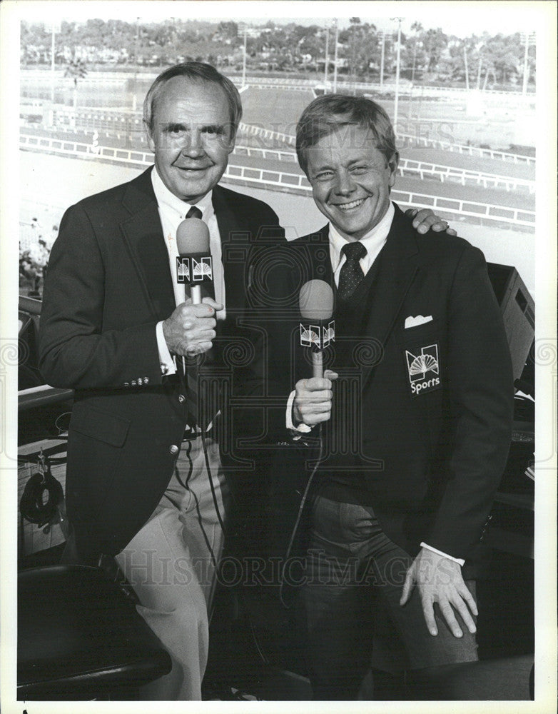 1985 Press Photo Dick Enberg &amp; Dave Johnson Sportscasters for The Breeder&#39;s Cup - Historic Images