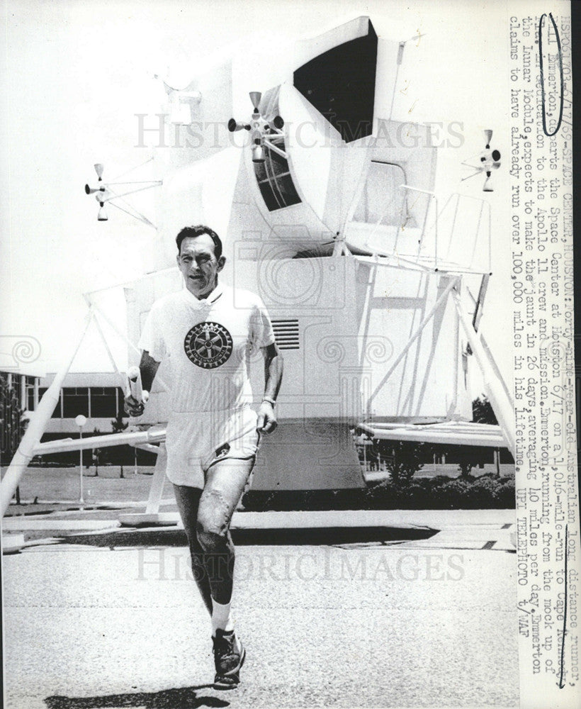 1969 Press Photo Australian long distance runner Bill Emmerton at the SpaceCentr - Historic Images