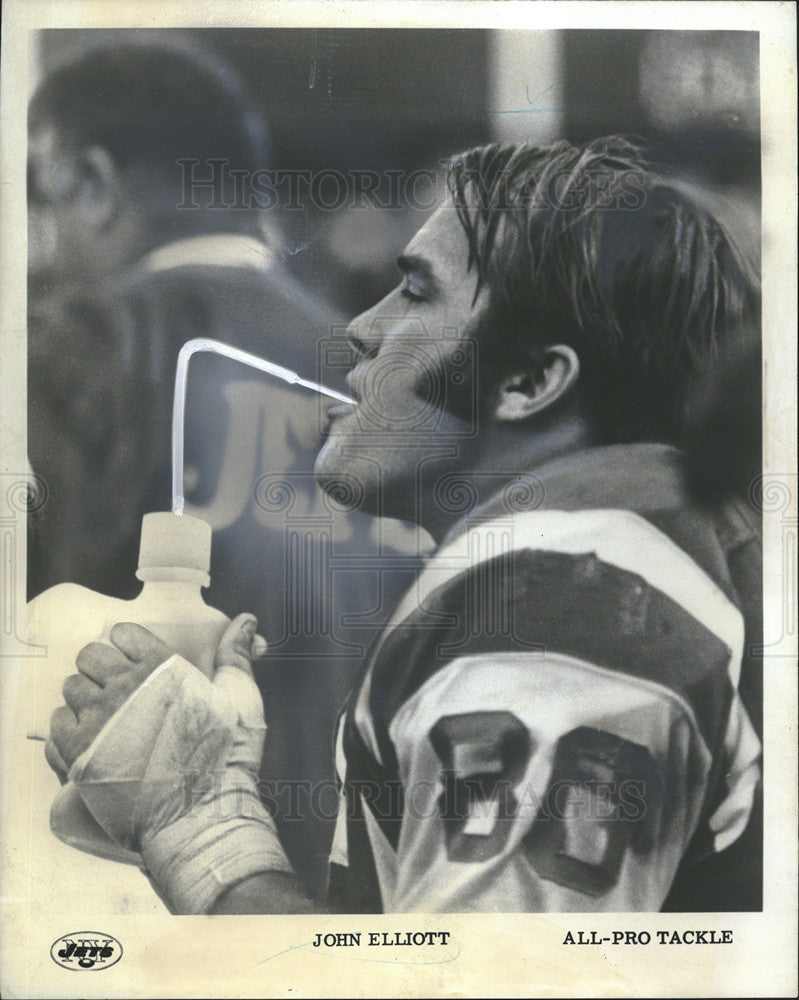 1970 Press Photo John Elliott, All-Pro Tackle, taking a drink on the field - Historic Images