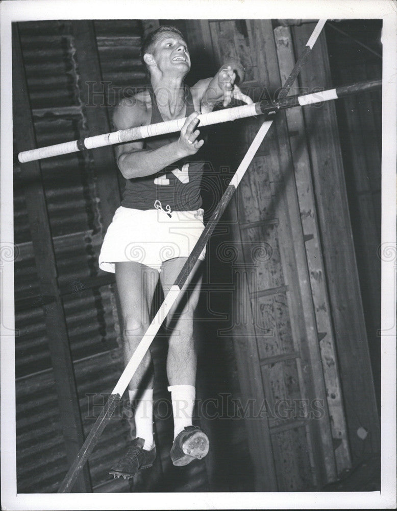 1952 Press Photo Bob Ehrart clears the bar over 12ft in pole vault practice at - Historic Images
