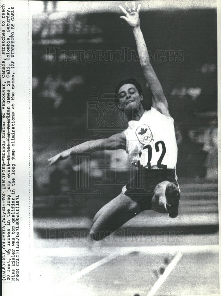 1971 Press Photo Brenda Eisler stretches to reach over 20ft in the long jump at - Historic Images