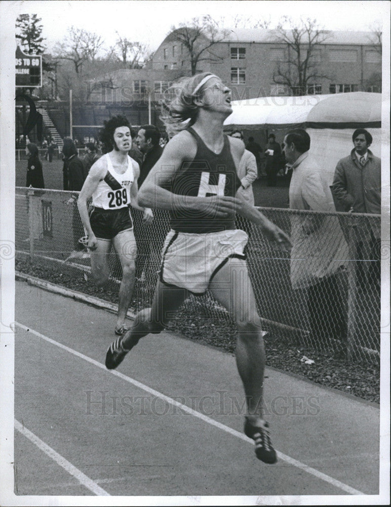 1971 Press Photo Robert enscoe finish Boston college - Historic Images