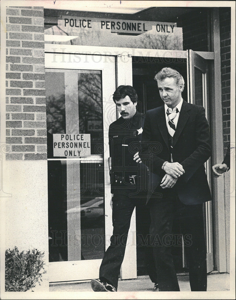 1981 Press Photo Jack Concannon in custody in Des plaines Ill - Historic Images