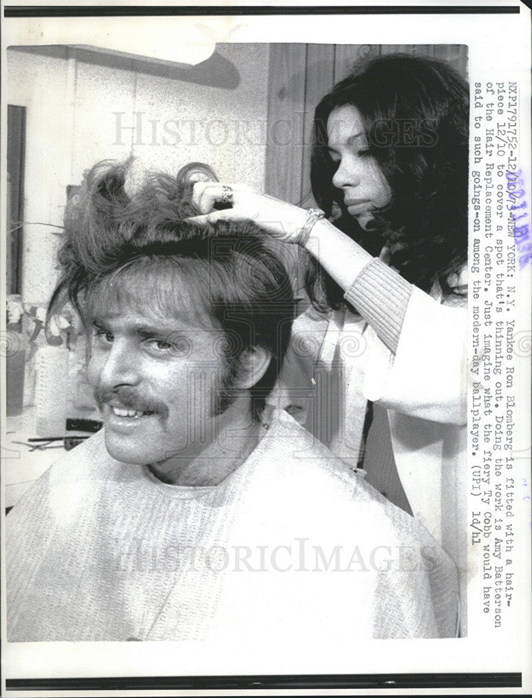 1973 Press Photo Ny Yankee Ron Blomberg gets a hairpiece - Historic Images