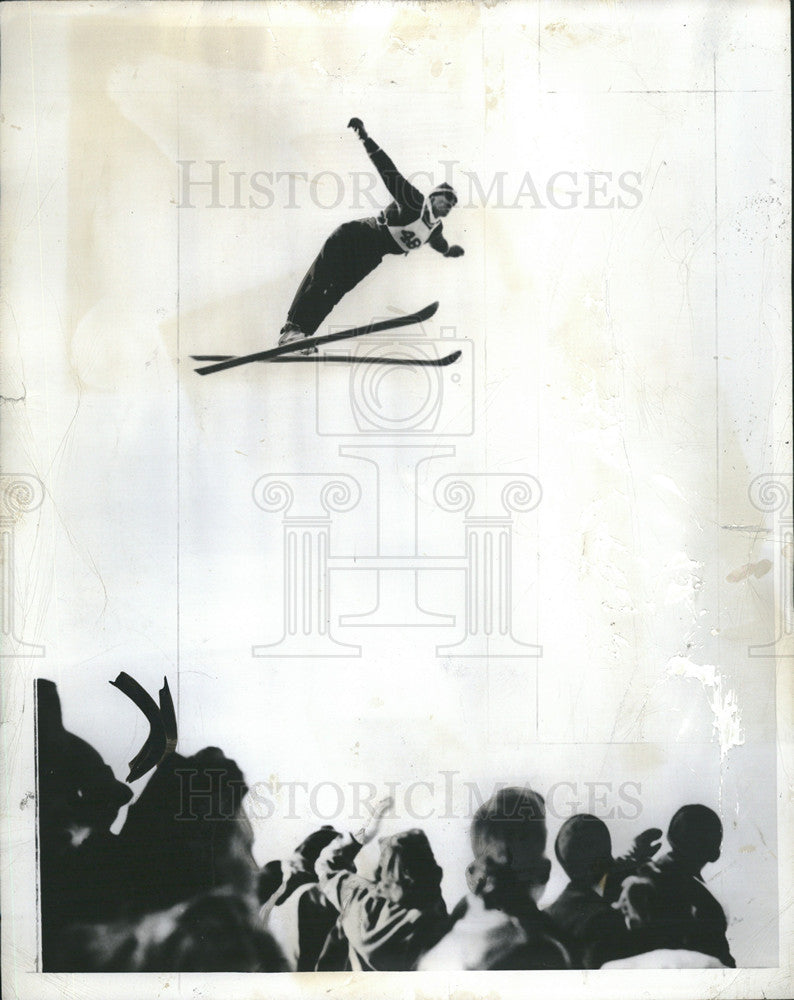 1947 Press Photo Arthur Devil record ski jump of 203 ft in Fox River Grove Ill - Historic Images